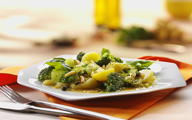 Ensalada de brócoli y PapaRica® con vinagreta de alcaparras.