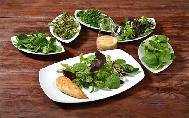 Mix de ensalada con aderezo de cacahuete y menta