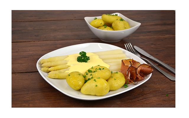 PapaRica® con espárragos y salsa holandesa casera